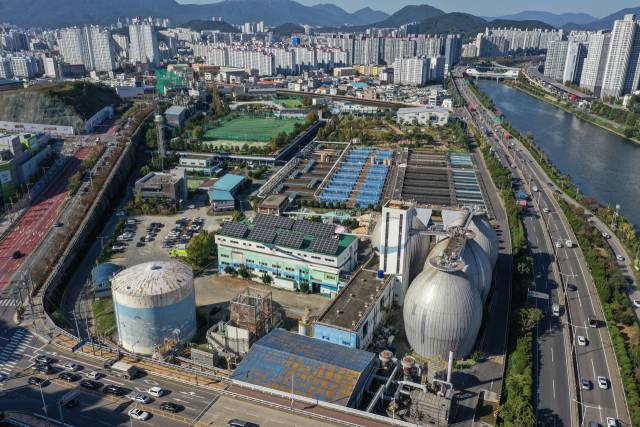 부산 수영하수처리장과 일대 전경. 부산일보DB