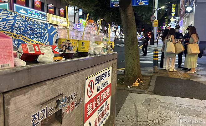 지난 8일 오후 8시30분께 찾은 제주시 연동 누웨마루거리 인근 도로. 무단횡단하던 외국인 관광객들이 경찰 단속에 걸린 모습. ⓒ제주의소리