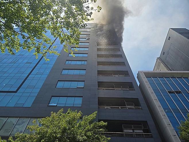 9일 오후 12시32분께 광주 서구 치평동 KMI한국의학연구소 광주검진센터 10층에서 불이 났다. 광주 서부소방서 제공