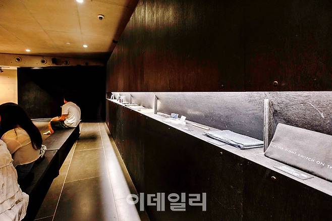 어둠속의 대화 굿즈