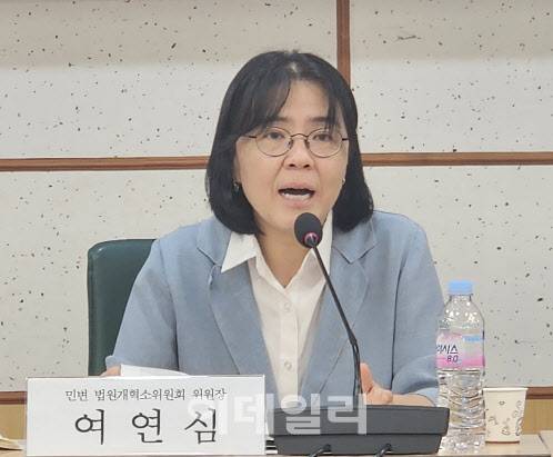 민변 사법센터 법원개혁소위원회 위원장으로 활동하고 있는 여연심 변호사가 9일 ‘노회찬 7주기 추모 심포지엄’에서 ‘2025년 사법개혁의 방향- 법원개혁의 관점에서’ 주제로 발표를 하고 있다. (사진=성주원 기자)
