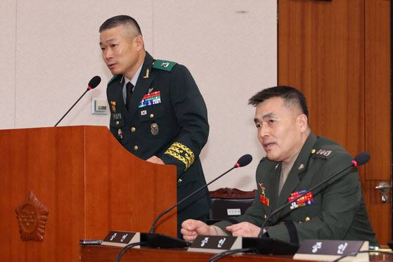 지난 해 7월 19일 국회 법제사법위원회에서 열린 ‘윤석열 대통령 탄핵소추안 발의 요청’ 국민동의 청원 청문회에서 김동혁 국방부 검찰단장과 박정훈 전 해병대 수사단장이 항명 사건 수사 과정과 관련한 질문에 답하고 있다. (사진=연합뉴스)