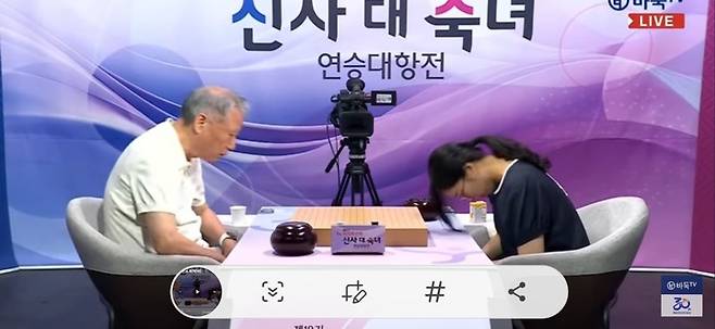 최정 9단(오른쪽)과 서봉수 9단이 승부를 벌이기에 앞서 인사를 나누고 있다.(사진 바둑TV 화면 캡처)