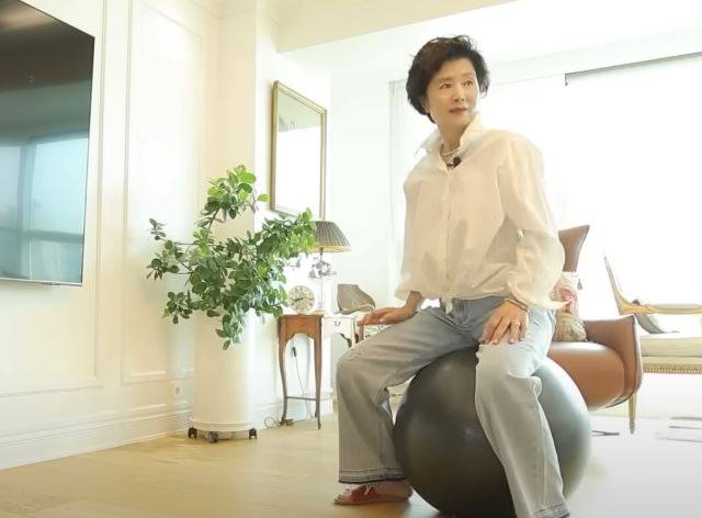 윤미라가 짐볼 운동을 하고 있는 모습. [사진=유튜브 채널 '윤미라' 영상 캡처]