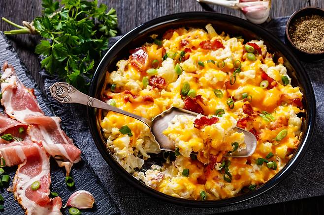 박테리아와 곰팡이를 막고 풍미를 높이기 위해 치즈에 나트륨이 들어간다. 나트륨을 많이 먹으면 심장 건강에 부정적 영향을 미칠 수 있다. [사진=게티이미지뱅크]