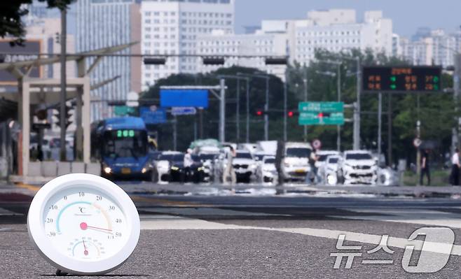 서울 기온이 37.1도까지 오르면서 근대적인 기상관측을 시작한 이래 7월 상순 기온으론 역대 최고치를 기록한 8일 서울 영등포구 여의도 일대 뜨겁게 달궈진 아스팔트 위로 아지랑이가 피어오르고 있다. 2025.7.8/뉴스1 ⓒ News1 김성진 기자