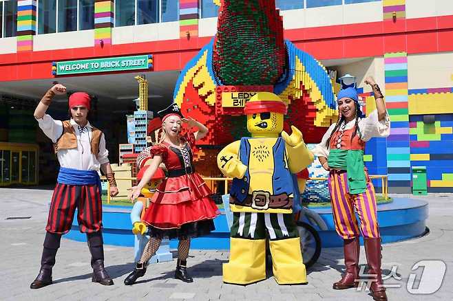 오-썸머 시즌 해적 콘셉트의 신나는 공연으로 즐거움을 선사하는 '고! 고! 해적단' 연기자들(레고랜드 제공)