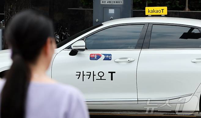 공정거래위원회가 자사 택시 배차 플랫폼을 이용하지 않고 승객을 태운 경우에도 수수료 20%를 떼 간 카카오 택시 가맹본부에 시정명령과 함께 과징금 38억 8천2백만 원의 제재를 내렸다고 28일 밝혔다. 2025.5.28/뉴스1 ⓒ News1 김진환 기자