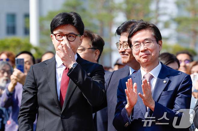 한동훈 국민의힘 전 대표가 지난 4월 10일 오후 서울 여의도 국회 분수대 앞에서 제21대 대통령 선거 출마를 선언한 뒤 안경을 고쳐쓰고 있다. 오른쪽은 조경태 의원. 2025.4.10/뉴스1 ⓒ News1 안은나 기자