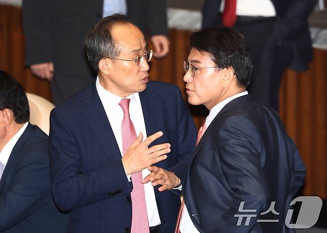 추경호 국민의힘 원내대표가 4일 오후 서울 여의도 국회에서 열린 제418회국회(정기회) 제10차 본회의에서 윤상현 의원과 대화하고 있다. 2024.10.4/뉴스1 ⓒ News1 김민지 기자