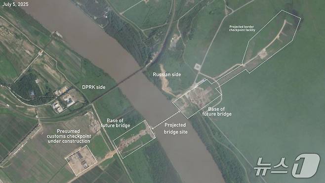위성사진업체 플래닛랩스가 공개한 두만강 대교 건설 모습. 북한 쪽(왼쪽)에는 국경검문소와 다리 기둥 공사가 시작되고 있다.(플래닛랩스 제공).