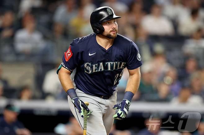 시애틀 매리너스 칼 롤리가 9일(한국시간) 열린 2025 메이저리그 뉴욕 양키스전에서 8회초 시즌 36호 투런포를 터뜨렸다. ⓒ AFP=뉴스1