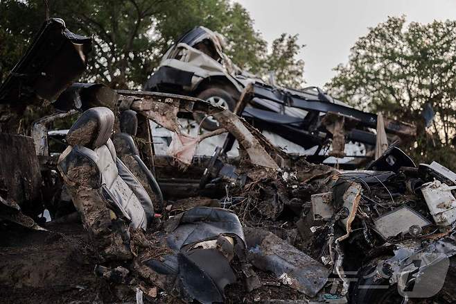 8일(현지 시간) 미국 텍사스주 잉그램 과달루페 강변에 돌발 홍수로 떠내려 온 잔해가 쌓여 있다. 2025.07.08. ⓒ AFP=뉴스1 ⓒ News1 윤다정 기자