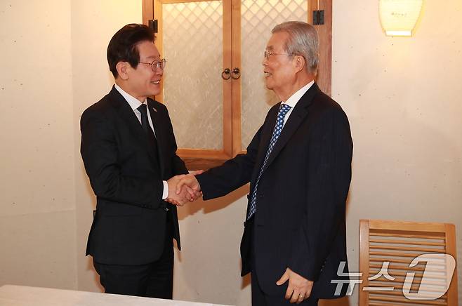 지난해 9월 당시 이재명 더불어민주당 대표와 김종인 전 국민의힘 비상대책위원장이 서울 종로구 광화문의 한 식당에서 회동, 악수하고 있다. /뉴스1 ⓒ News1 국회사진취재단