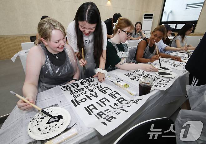홍콩·네덜란드·영국 등 유명 대학에서 선발된 외국인 학생들이 9일 부산 금정구 부산대학교 인덕관에서 열린 '2025 부산대학교 서머 스쿨'에서 한국 전통 서예를 체험하고 있다. 내달 1일까지 진행되는 부산대 서머 스쿨에는 홍콩·네덜란드·영국·미국·벨기에 등 12개국 17개 명문대학에서 50명의 학생이 참가한다. 2025.7.9/뉴스1 ⓒ News1 윤일지 기자