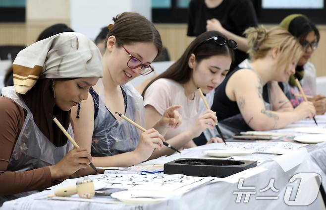 홍콩·네덜란드·영국 등 유명 대학에서 선발된 외국인 학생들이 9일 부산 금정구 부산대학교 인덕관에서 열린 '2025 부산대학교 서머 스쿨'에서 한국 전통 서예를 체험하고 있다.  2025.7.9/뉴스1 ⓒ News1 윤일지 기자