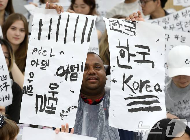 홍콩·네덜란드·영국 등 유명 대학에서 선발된 외국인 학생들이 9일 부산 금정구 부산대학교 인덕관에서 열린 '2025 부산대학교 서머 스쿨'에서 전통 서예를 체험하며 직접 쓴 붓글씨를 들어보이고 있다.  2025.7.9/뉴스1 ⓒ News1 윤일지 기자