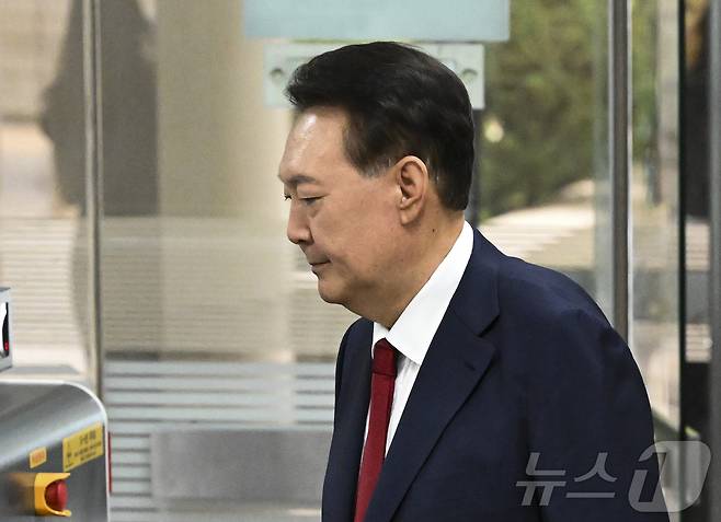 12·3 비상계엄과 관련해 특검의 수사를 받는 윤석열 전 대통령이 두 번째 구속 전 피의자심문(영장실질심사)를 받기 위해 9일 오후 서울 서초구 중앙지방법원으로 출석하고 있다. 2025.7.9/뉴스1 ⓒ News1 사진공동취재단