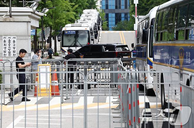 12·3 비상계엄과 관련해 특검의 수사를 받는 윤석열 전 대통령의 두 번째 영장실질심사를 앞둔 9일 서울 서초구 중앙지법 인근에 경찰 기동대 버스가 줄지어 세워져 있다. 2025.7.9/뉴스1 ⓒ News1 김민지 기자
