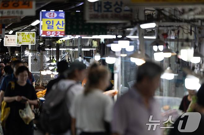 6일 서울시내의 한 전통시장이 북적이고 있다. 2025.7.6/뉴스1 ⓒ News1 이승배 기자