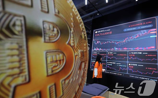 지난 5월 서울 서초구 빗썸라운지 전광판에 표시된 비트코인 등 가상자산 시세. 2025.5.22/뉴스1 ⓒ News1 황기선 기자