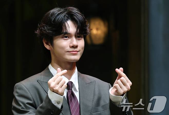 배우 겸 가수 옹성우가 9일 오후 서울 서초구 예술의전당 CJ토월극장에서 열린 연극 ‘셰익스피어 인 러브’ 기자간담회에서 포즈를 취하고 있다. ‘셰익스피어 인 러브’는 16세기 런던을 배경으로, 슬럼프에 빠진 젊은 '셰익스피어'가 귀족 여성 '비올라 드 레셉스'를 만나 다시 글을 쓰기 시작하면서 펼쳐지는 이야기를 그린 작품이다. 2025.7.9/뉴스1 ⓒ News1 권현진 기자