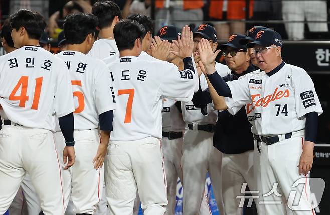 9일 오후 대전 한화생명 볼파크에서 열린 프로야구 '2025 신한 SOL뱅크 KBO 리그' 기아 타이거즈와 한화 이글스 경기에서 승리한 한화 김경문 감독이 선수들과 하이파이브를 하고 있다. 2025.7.9/뉴스1 ⓒ News1 김기태 기자
