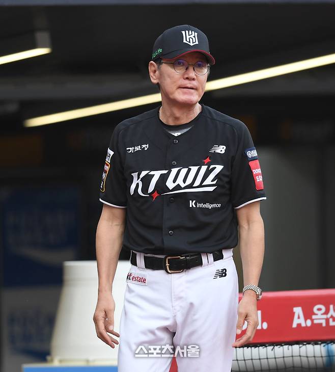 KT 이강철 감독이 그라운드를 바라보고 있다. 문학 | 최승섭기자 thunder@sportsseoul.com