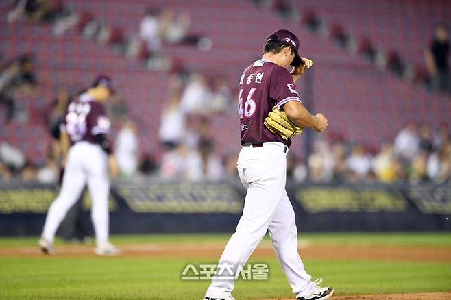 키움 투수 원종현이 8일 잠실구장에서 열린 2025 KBO리그 LG전에서 경기 7회말 1사 2루 상황에서 LG 김현수에게 역전 적시타를 허용한 뒤 아쉬워하고 있다. 잠실 | 박진업 기자 upandup@sportsseoul.com