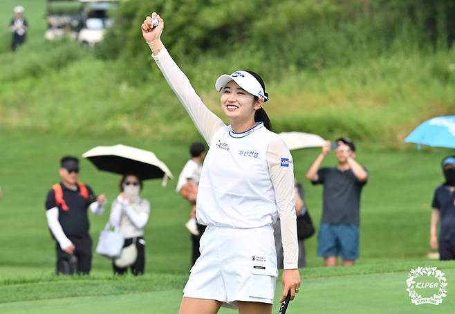 박혜준이 6일 베어즈베스트 청라GC에서 열린 KLPGA투어 롯데오픈에서 생애 첫승을 따낸 뒤 환호하고 있다. 사진 | KLPGA