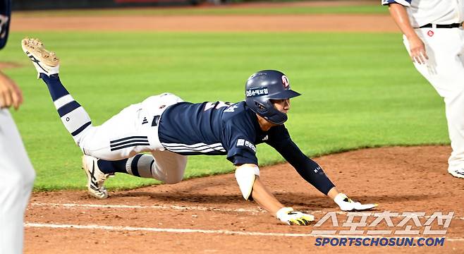 8일 부산사직야구장에서 열린 두산과 롯데의 경기, 8회초 2사 1,2루 두산 김민석이 내야땅볼을 치고 1루에서 아웃되고 있다. 부산=허상욱 기자wook@sportschosun.com/2025.07.08/