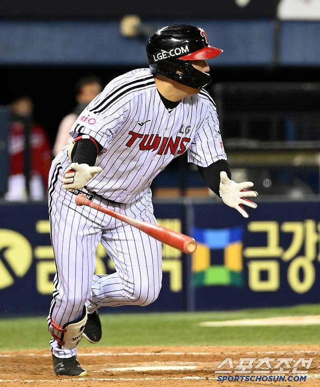 11일 잠실야구장에서 열린 SSG와 LG의 경기, 7회말 1사 3루 김현수가 1타점 적시타를 치고 있다. 잠실=허상욱 기자wook@sportschosun.com/2025.06.11/