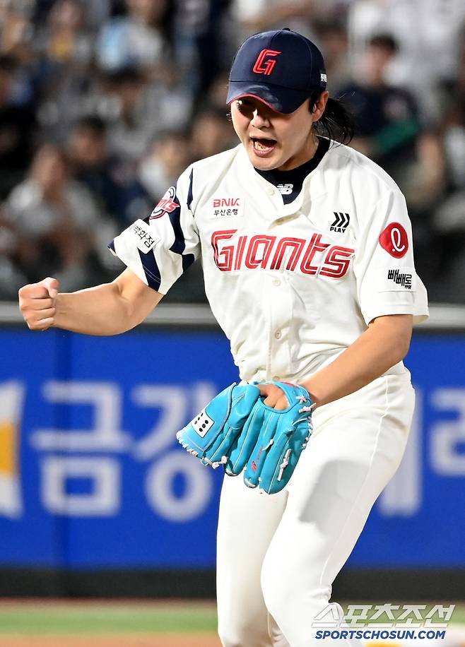 김민석을 삼진 처리하며 포효하는 정철원