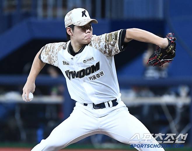 24일 서울 고척스카이돔에서 열린 KIA-키움전. 선발투수 김윤하가 투구하고 있다. 고척=정재근 기자 cjg@sportschosun.com/2025.6.24/