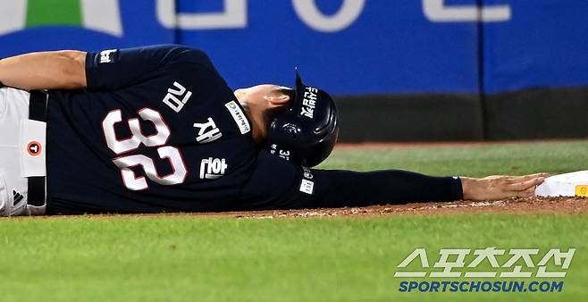 8일 부산사직야구장에서 열린 두산과 롯데의 경기, 8회초 1사 1루 두산 박준순의 안타때 1루주자 김재환이 3루에서 세이프되고 있다. 부산=허상욱 기자