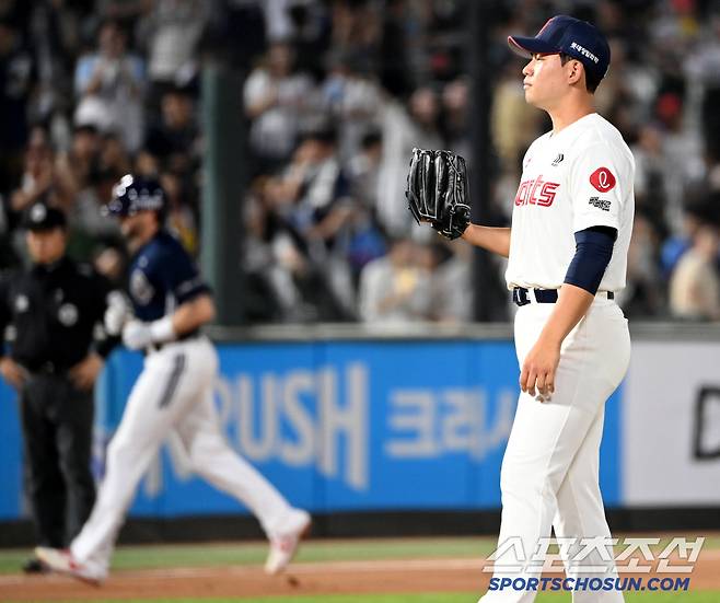 8일 부산사직야구장에서 열린 두산과 롯데의 경기, 8회초 무사 1루 김진욱이 케이브에 동점 2점홈런을 허용하며 아쉬워하고 있다. 부산=허상욱 기자wook@sportschosun.com/2025.07.08/