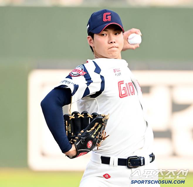 8일 부산사직야구장에서 열린 두산과 롯데의 경기, 롯데 선발투수 홍민기가 역투하고 있다. 부산=허상욱 기자wook@sportschosun.com/2025.07.08/