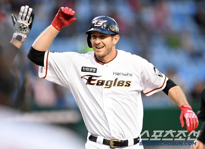 한화 이글스와 KIA 타이거즈의 2018 KBO 리그 주중 3연전 첫번째 경기가 10일 대전 한화생명이글스파크에서 열렸다. 1회말 2사 1루 한화 호잉이 좌중간 담장을 넘어가는 선제 2점홈런을 날리고 홈인하고 있다. 대전=허상욱 기자 wook@sportschosun.com/2018.04.10/