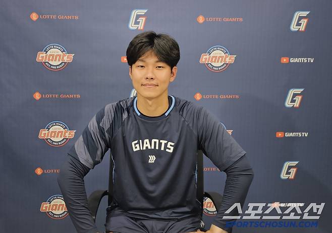 인터뷰에 임한 홍민기. 김영록 기자