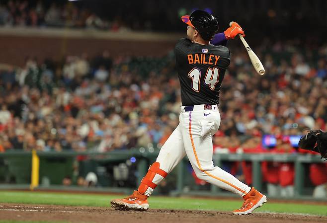 Jul 8, 2025; San Francisco, California, USA; San Francisco Giants catcher Patrick Bailey (14) hits a three-run home run against the Philadelphia Phillies during the ninth inning at Oracle Park. Mandatory Credit: Kelley L Cox-Imagn Images

<저작권자(c) 연합뉴스, 무단 전재-재배포, AI 학습 및 활용 금지>