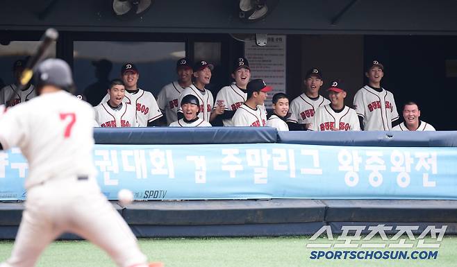 7일 서울 목동구장에서 열린 제80회 청룡기 고교야구선수권 대회 및 주말리그 왕중왕전 덕수고-진영고 경기. 열띤 응원을 펼치고 있는 덕수고 선수들. 목동=송정헌 기자songs@sportschosun.com/2025.07.07/