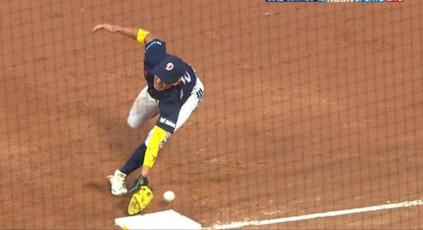 포구 실책을 범하는 김민석. ⓒTVING