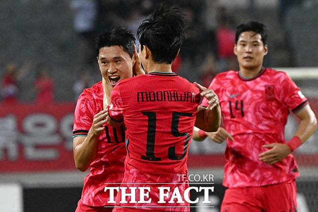 한국 축구 국가대표팀 미드필더 이동경이 7일 오후 용인미르스타디움에서 열린 '2025 동아시안컵' 중국전에 선바로 출장해 전반 8분 선제골을 넣고 동료들의 축하를 받고 있다. /용인미르스타디움=남용희 기자
