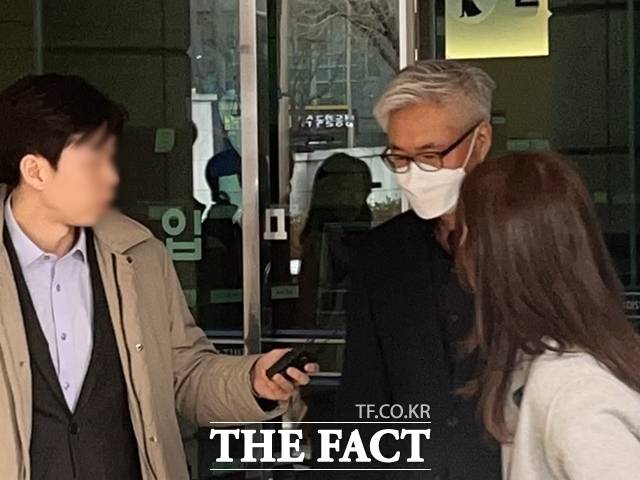 서울서부지법 형사4단독 홍다선 판사는 9일 오전 공용전자기록 등 손상교사 혐의 등으로 기소된 박 전 부장에게 징역 6개월을 선고했다. 사진은 지난해 2월14일 이태원 참사 직후 관련 보고서를 삭제하라고 한 혐의로 1심에서 실형을 선고받은 박성민 전 서울경찰청 공공안녕정보외사부장이 서울서부지법을 나서는 모습. /황지향 기자