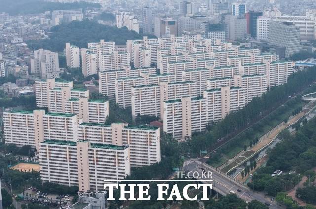 서울 리모델링 추진 단지들이 재건축으로 선회하고 있다. 정부의 재건축 활성화 정책에 따른 용적률 상향으로 사업성이 개선되고 사업 기간 단축도 기대할 수 있어서다. /박헌우 기자