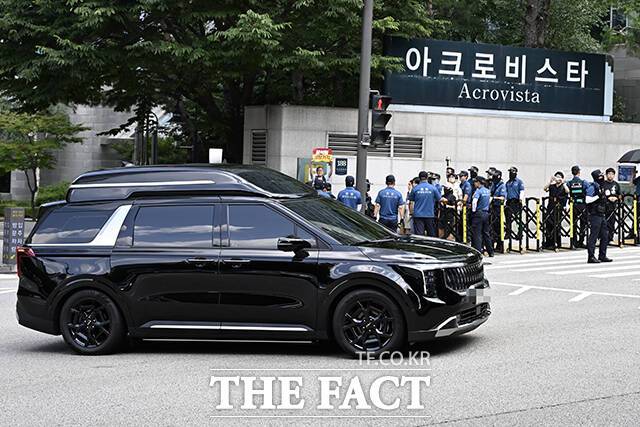 윤석열 전 대통령이 탄 차량이 9일 오후 서울 서초구 윤 전 대통령의 사저 아크로비스타에서 나와 서울중앙지방법원으로 향하고 있다. /장윤석 기자