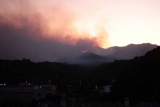 스페인 카탈루냐 타라고나 주에 있는 마을에서 산불이 났다. 로이터연합뉴스.