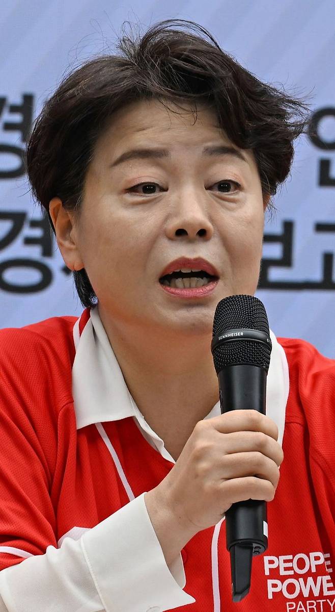 국민의힘 윤희숙 정책총괄본부 공약개발단장이 18일 서울 여의도 중앙당사에서 열린 김문수 대선 후보 경제 공약 발표 후 취재진의 질문에 답변하고 있다. 연합뉴스