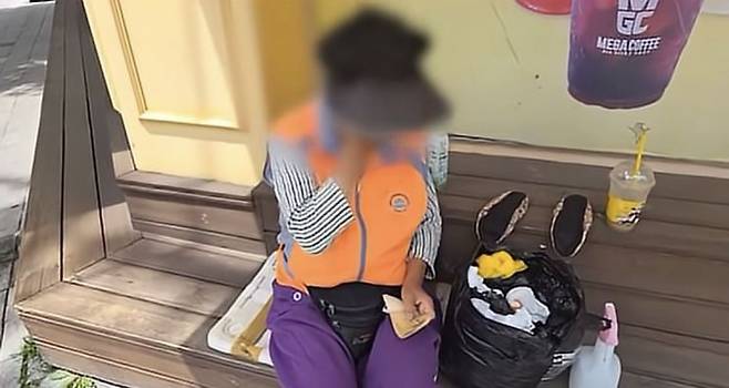 할머니가 고마움에 눈물을 흘리고 있는 모습. 유튜브 채널 '오동지'