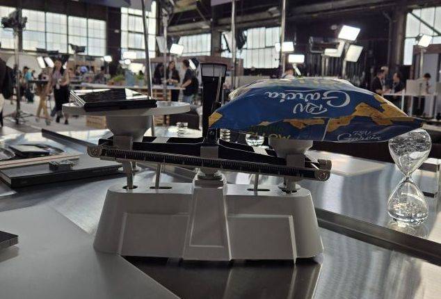 럭시 Z 폴드7의 무게는 215g. 직접 저울에 올려보니 과자봉지보다 무게가 적게 나갔다. 뉴욕=권해영 특파원